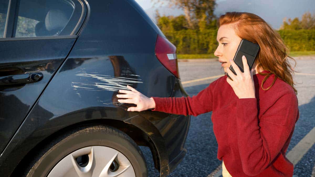 Ein Kratzer im Autolack ist schnell entstanden. Doch was tut man, wenn das Auto Schrammen aufweist? Eigenständig polieren, den Fachmann aufsuchen oder einfach ignorieren?