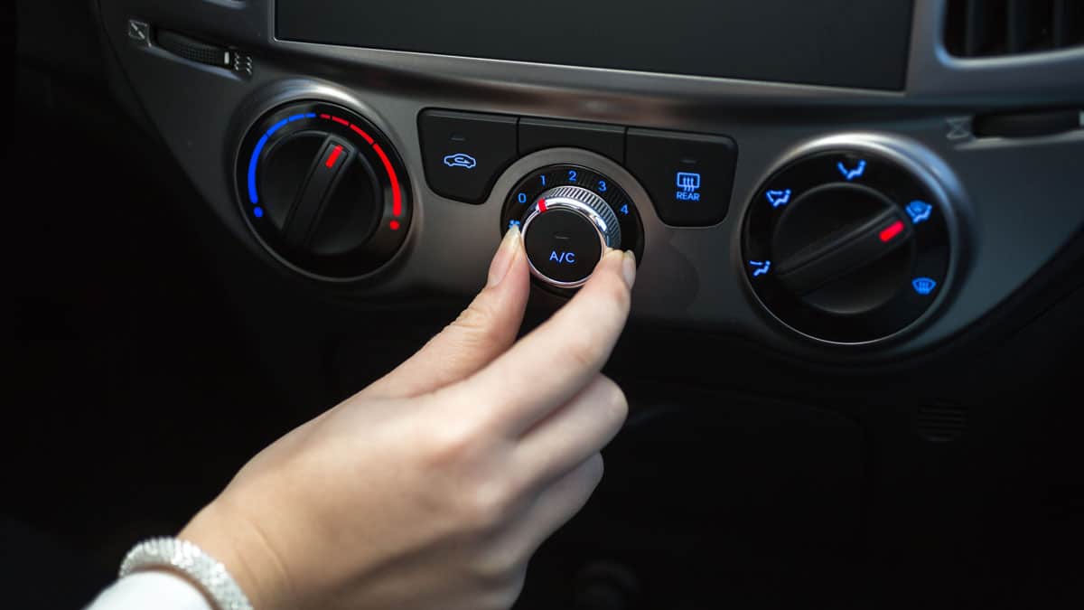 Keiner möchte mehr auf seine Klimaanlage im Auto verzichten. Damit sie jedoch funktioniert, muss eine regelmäßige Wartung durchgeführt werden.
