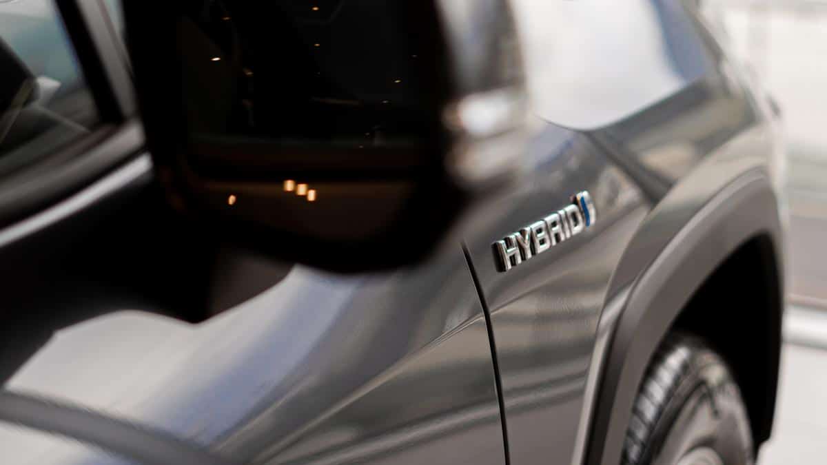 Hybridautos kombinieren die Vorteile von Benzin- oder Dieselmotoren mit denen von Elektromotoren. Doch sind sie wirklich für jeden Autofahrer die beste Wahl?